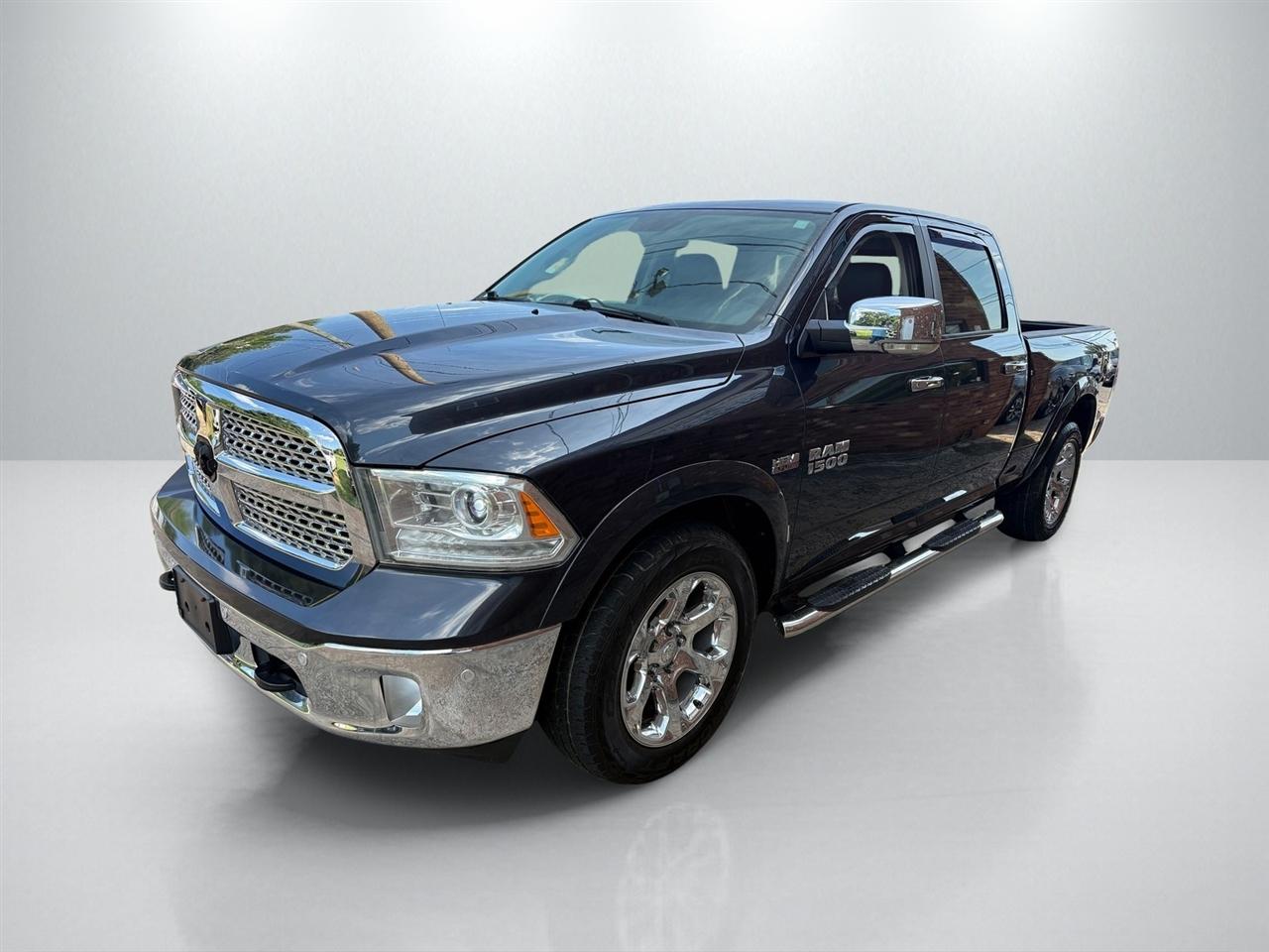 RAM 1500 4WD Crew Cab 140.5" Laramie 2015