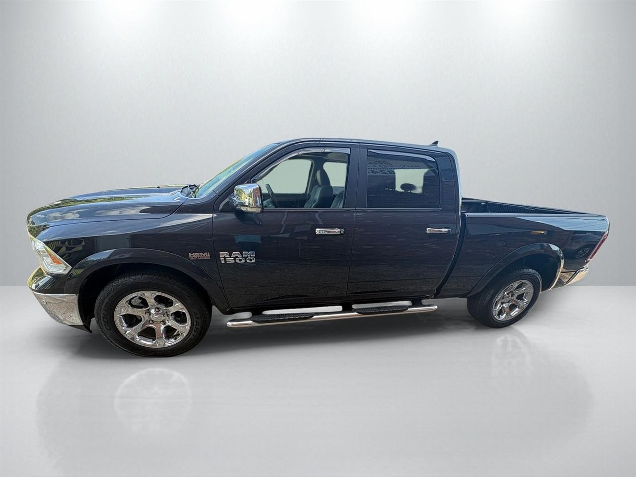 RAM 1500 4WD Crew Cab 140.5" Laramie 2015