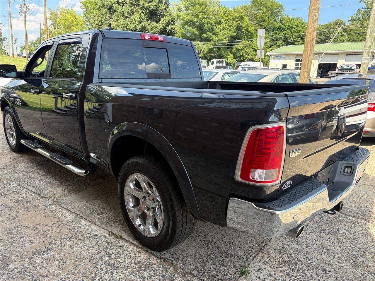 RAM 1500 4WD Crew Cab 140.5" Laramie 2015