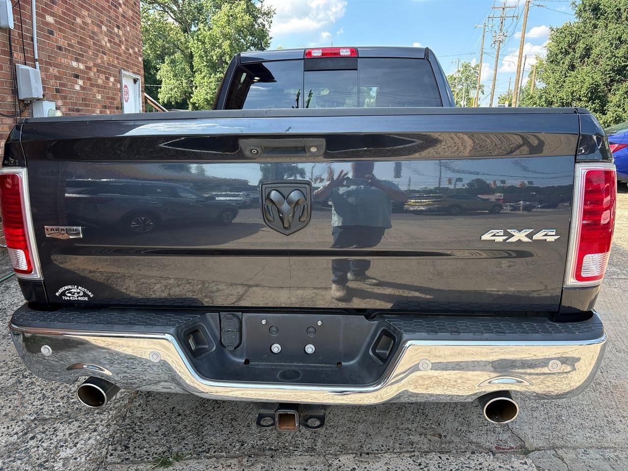 RAM 1500 4WD Crew Cab 140.5" Laramie 2015