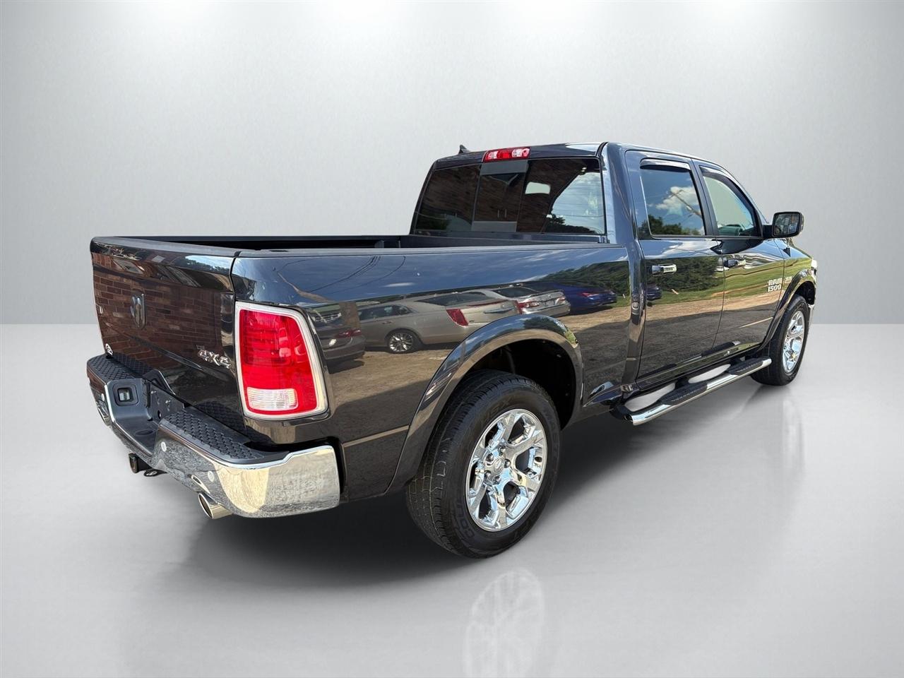 RAM 1500 4WD Crew Cab 140.5" Laramie 2015