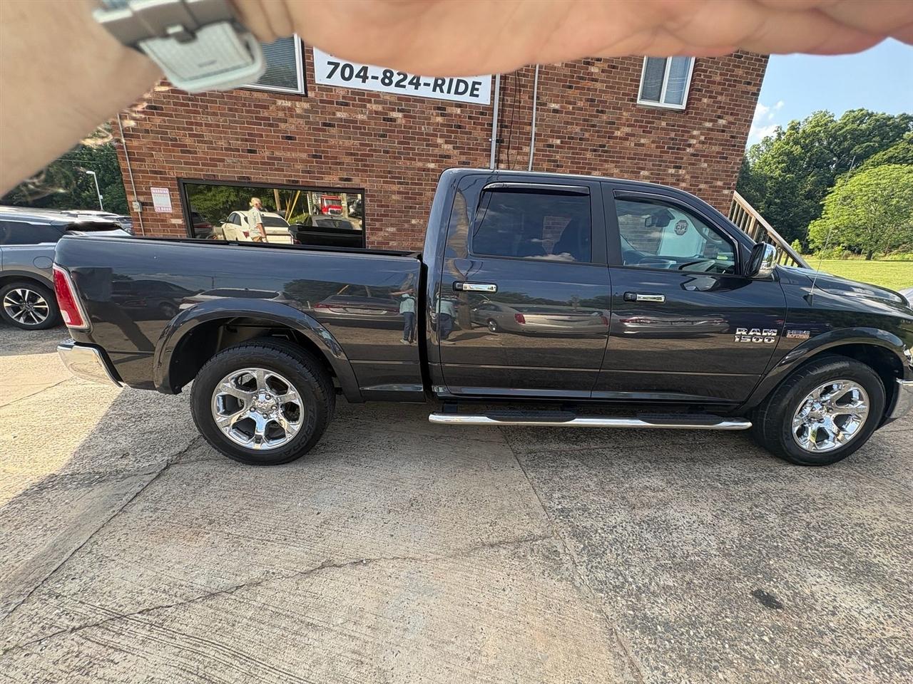 RAM 1500 4WD Crew Cab 140.5" Laramie 2015