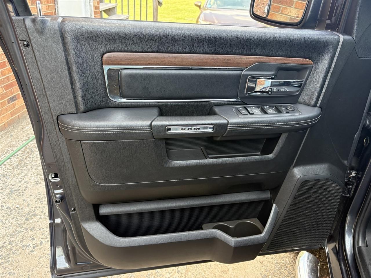 RAM 1500 4WD Crew Cab 140.5" Laramie 2015