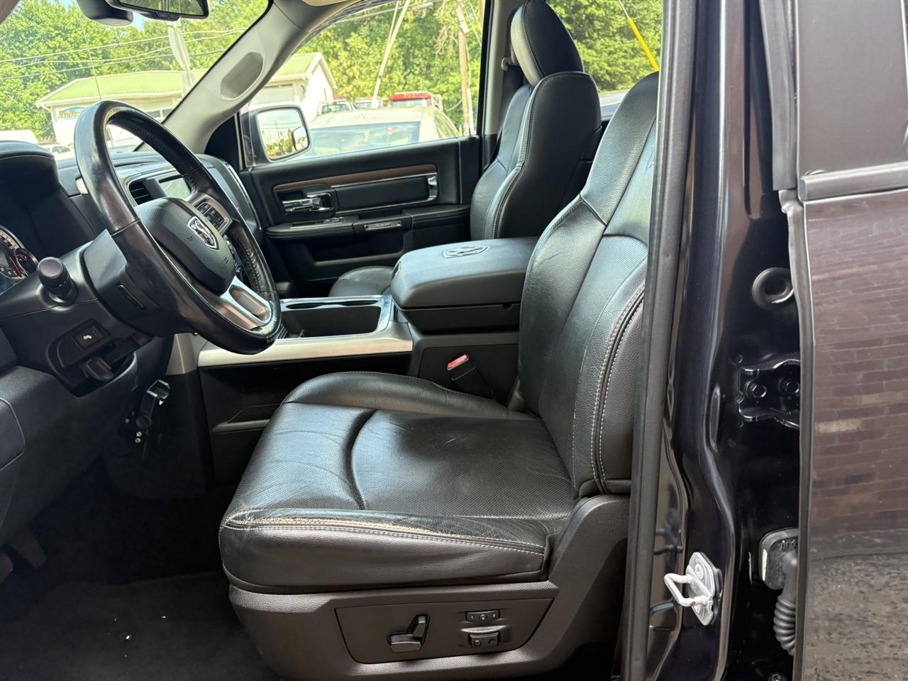 RAM 1500 4WD Crew Cab 140.5" Laramie 2015