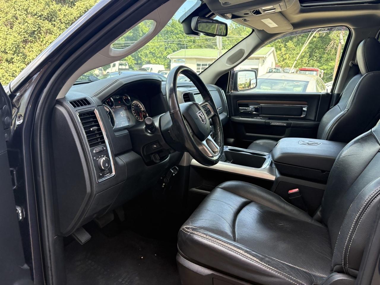 RAM 1500 4WD Crew Cab 140.5" Laramie 2015