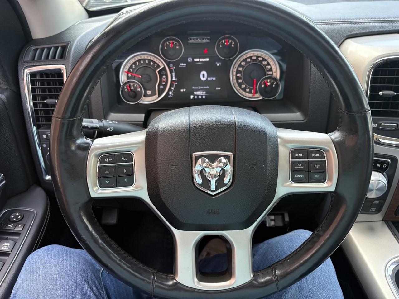 RAM 1500 4WD Crew Cab 140.5" Laramie 2015