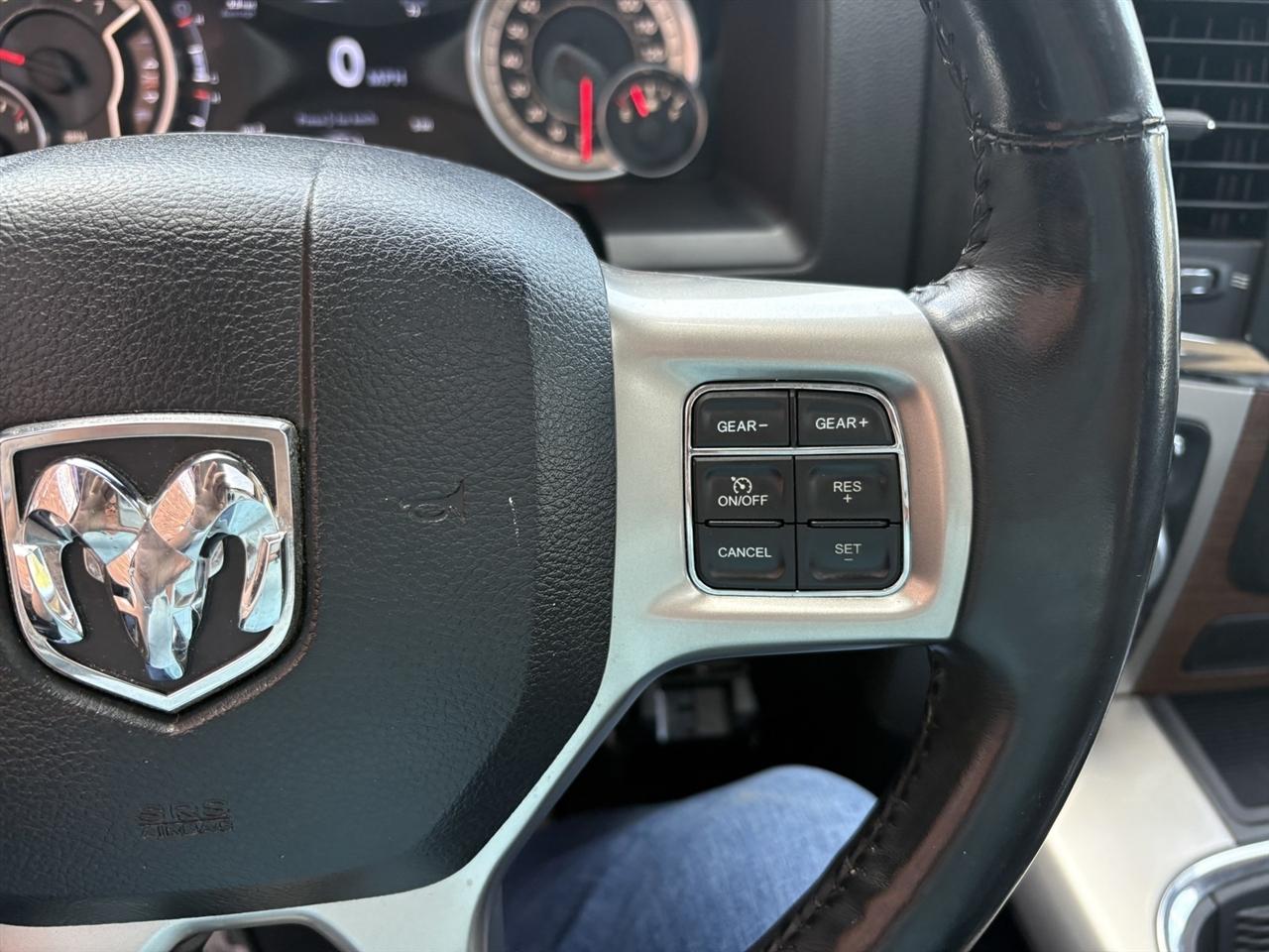 RAM 1500 4WD Crew Cab 140.5" Laramie 2015
