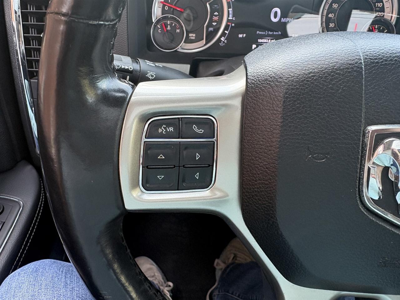 RAM 1500 4WD Crew Cab 140.5" Laramie 2015