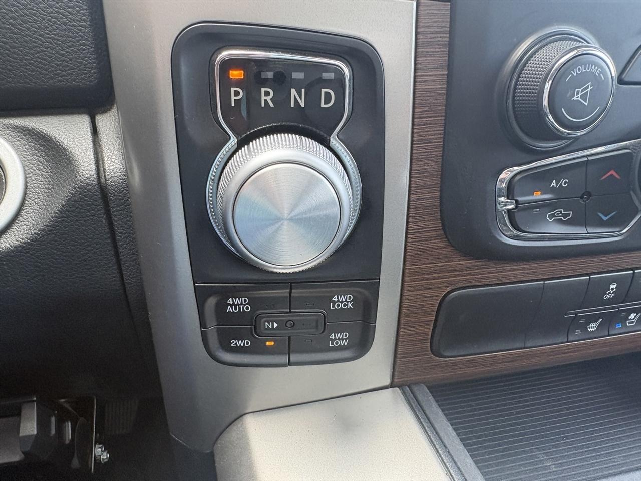 RAM 1500 4WD Crew Cab 140.5" Laramie 2015