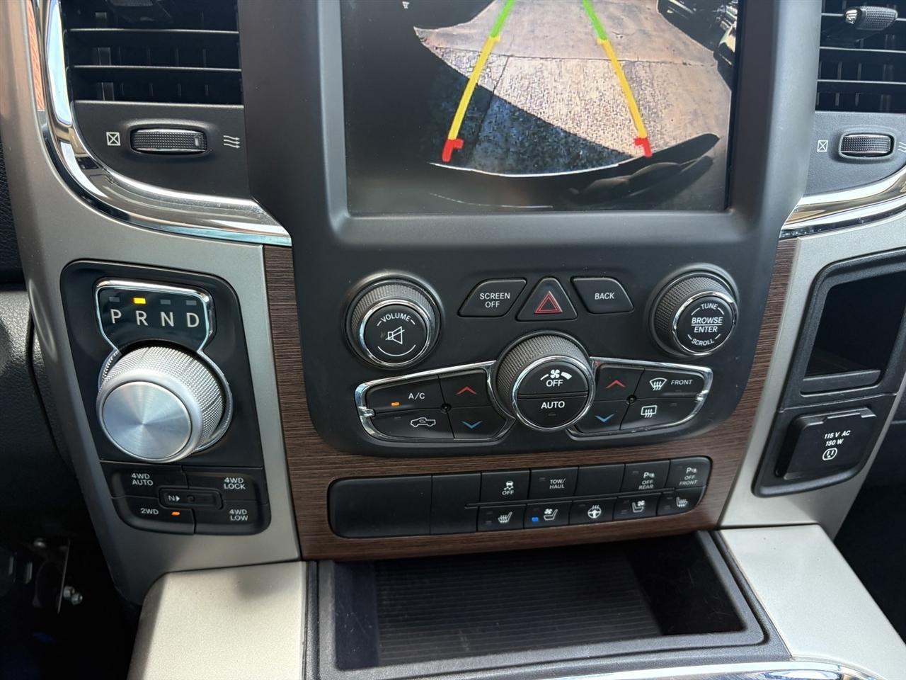 RAM 1500 4WD Crew Cab 140.5" Laramie 2015