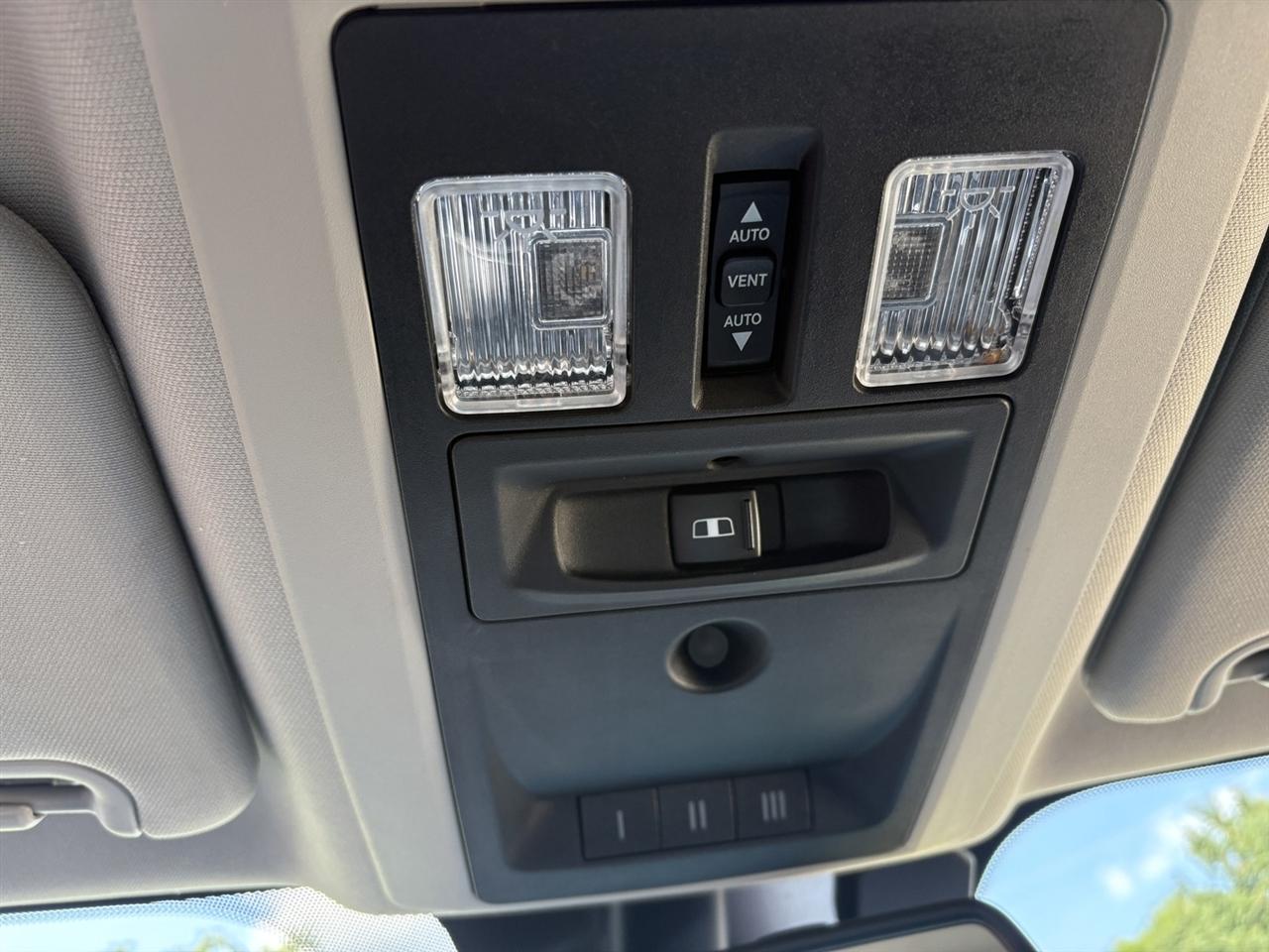 RAM 1500 4WD Crew Cab 140.5" Laramie 2015