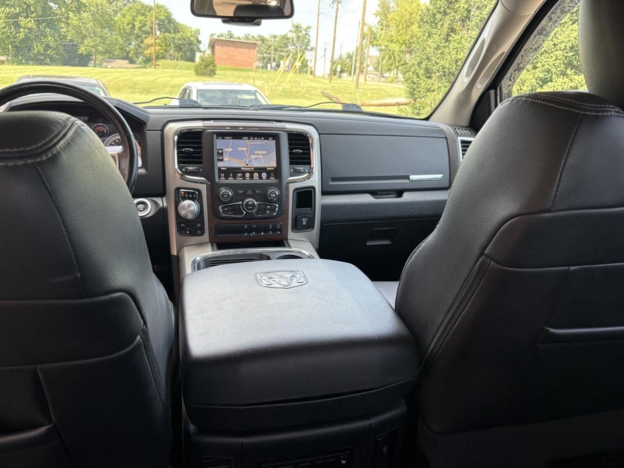 RAM 1500 4WD Crew Cab 140.5" Laramie 2015