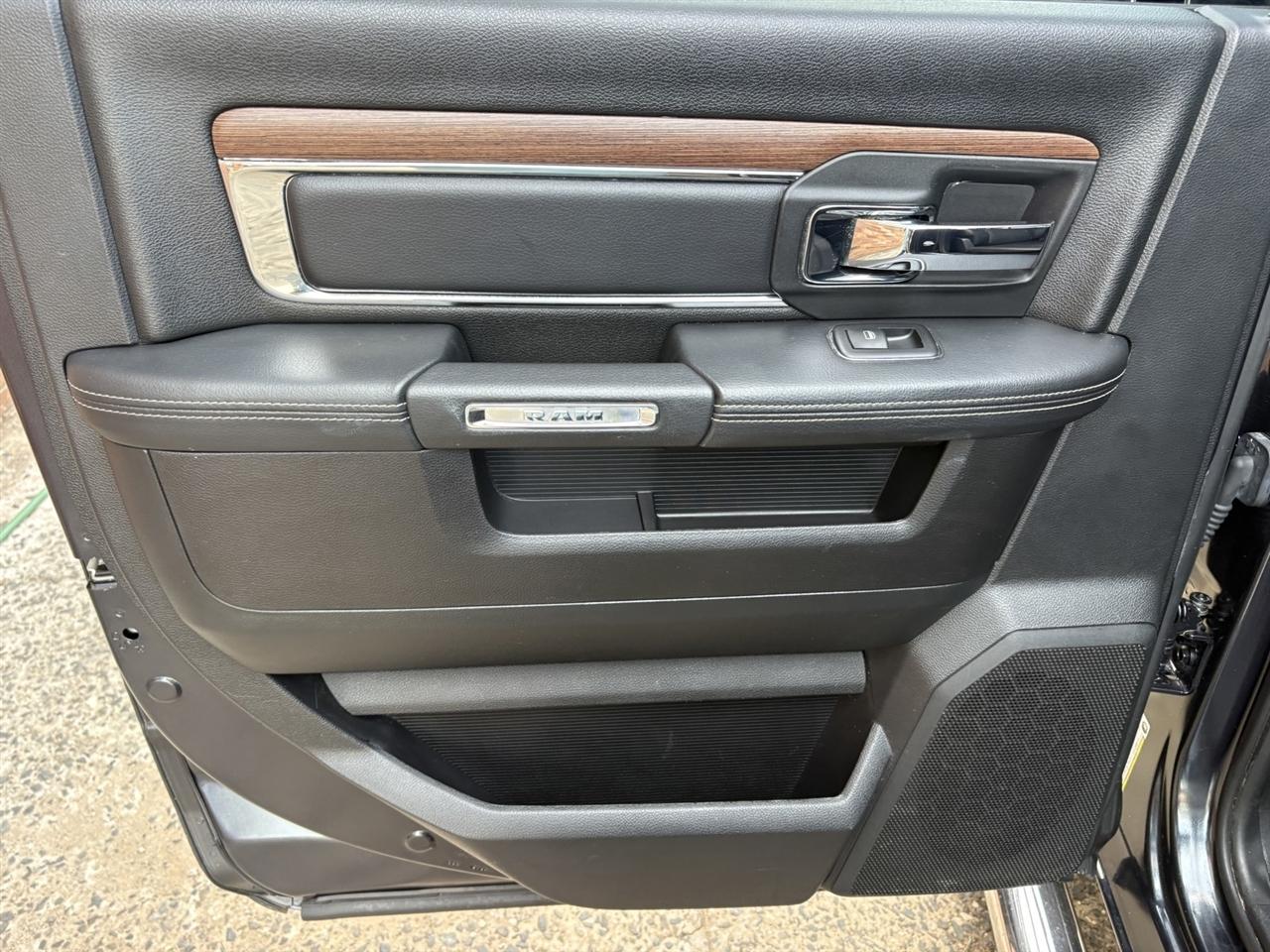 RAM 1500 4WD Crew Cab 140.5" Laramie 2015