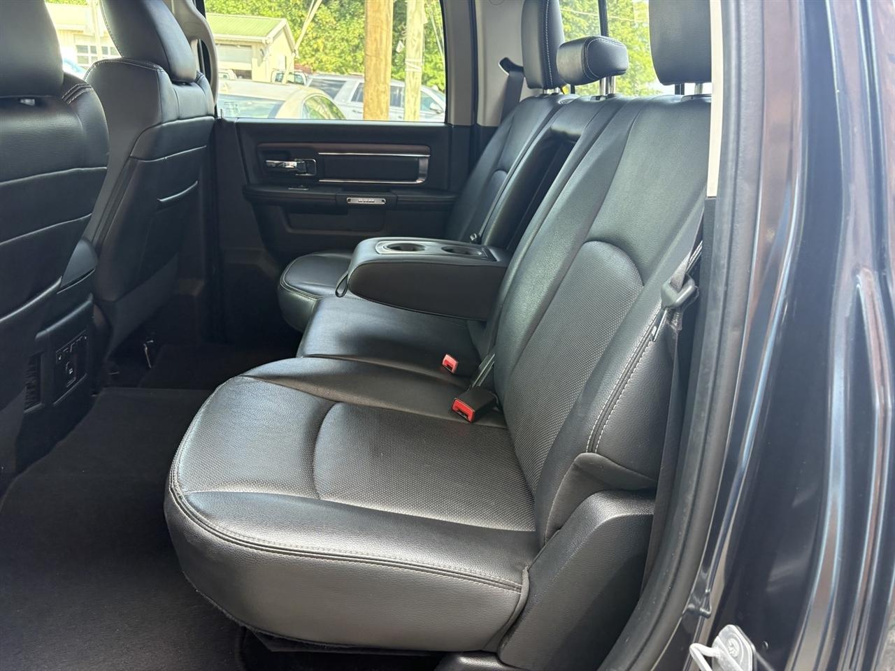 RAM 1500 4WD Crew Cab 140.5" Laramie 2015