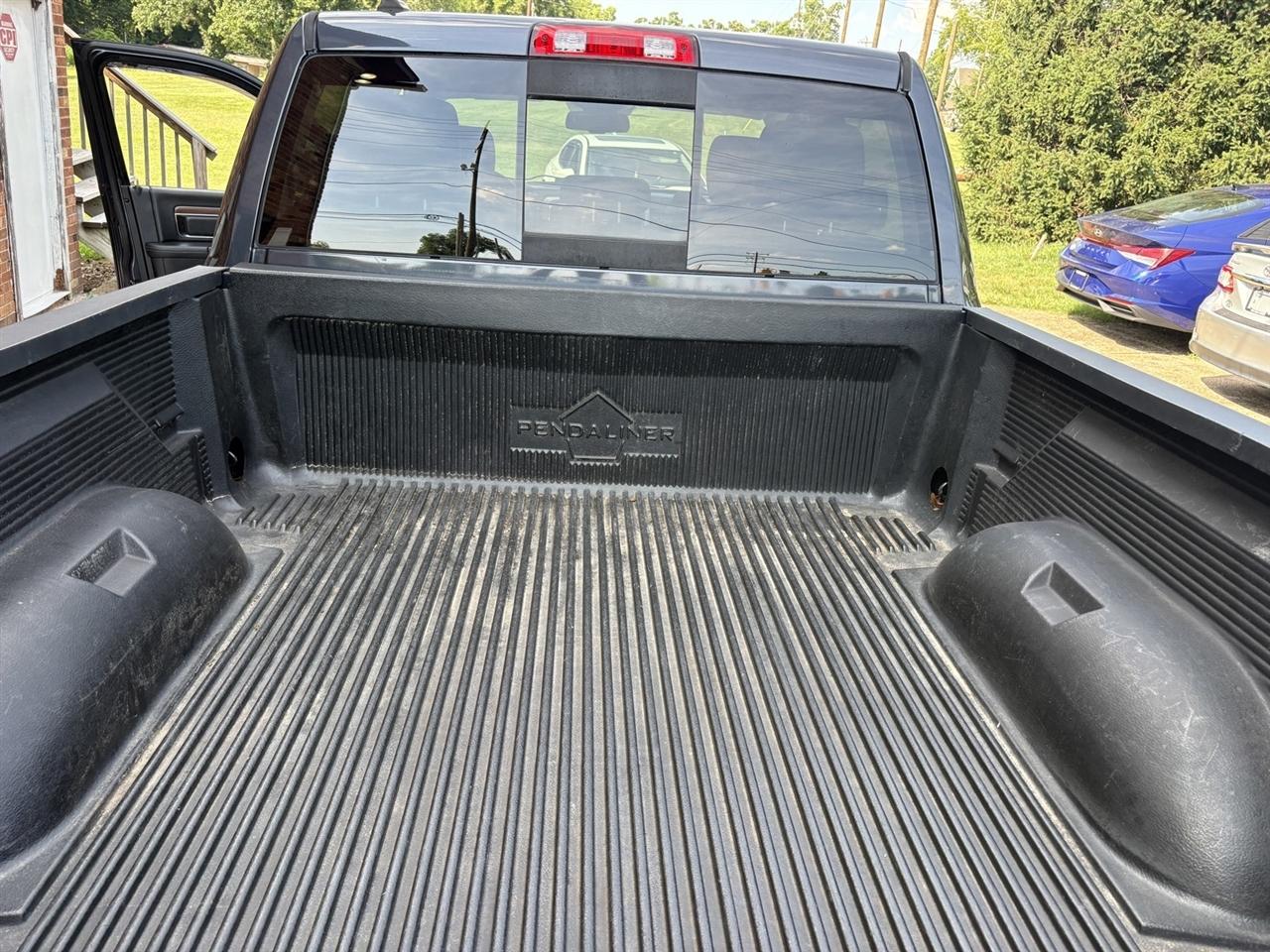 RAM 1500 4WD Crew Cab 140.5" Laramie 2015