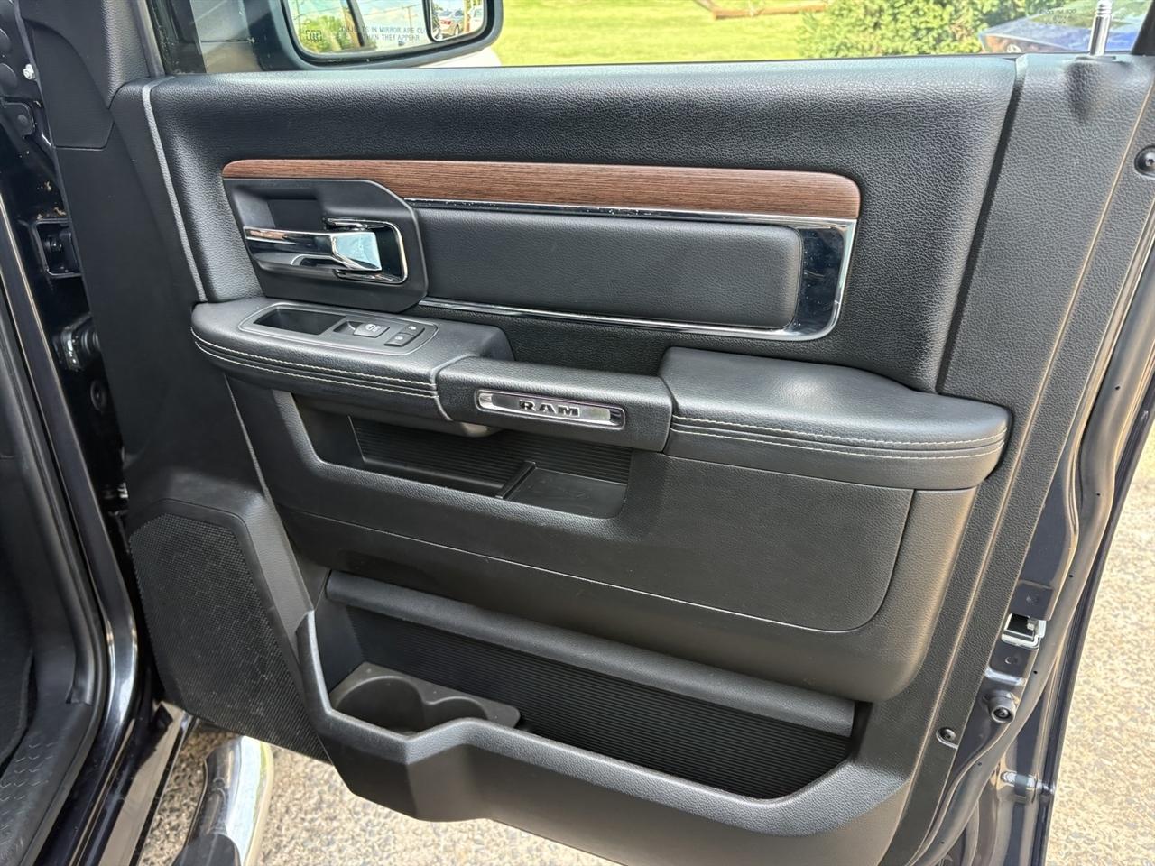 RAM 1500 4WD Crew Cab 140.5" Laramie 2015