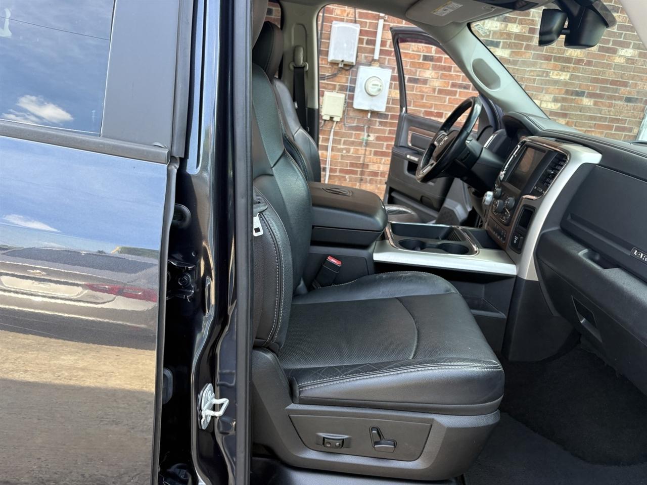 RAM 1500 4WD Crew Cab 140.5" Laramie 2015