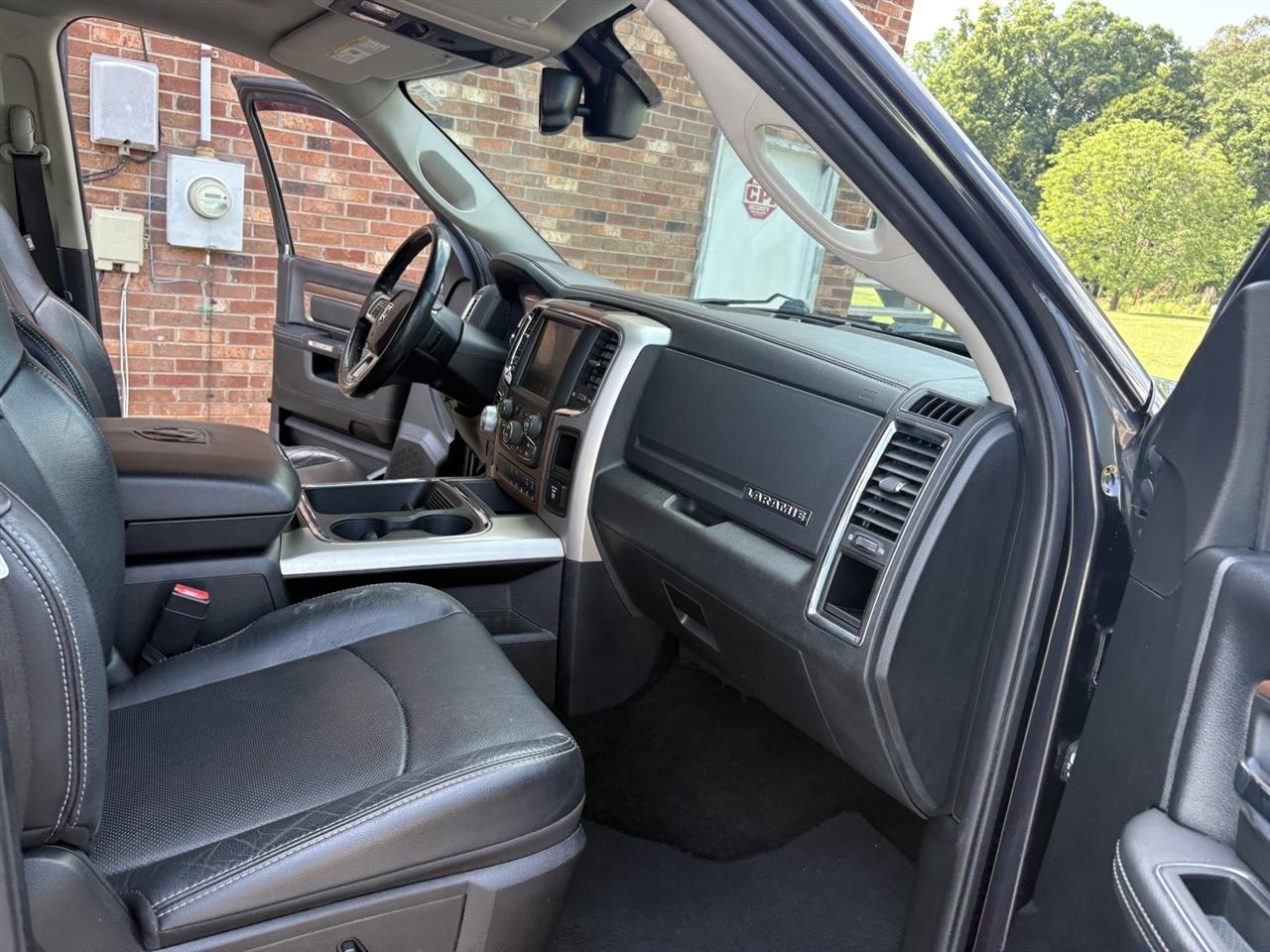 RAM 1500 4WD Crew Cab 140.5" Laramie 2015