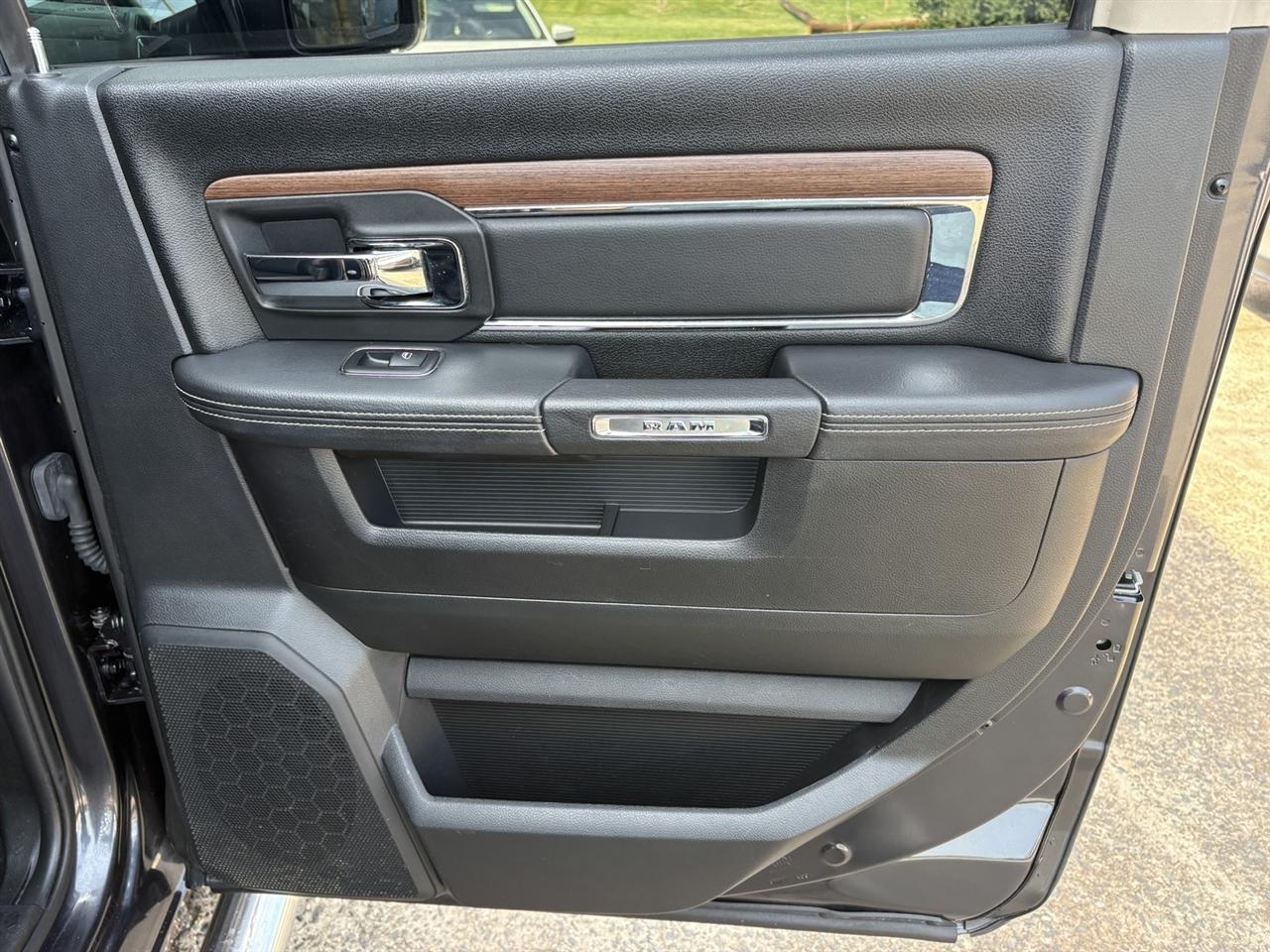 RAM 1500 4WD Crew Cab 140.5" Laramie 2015