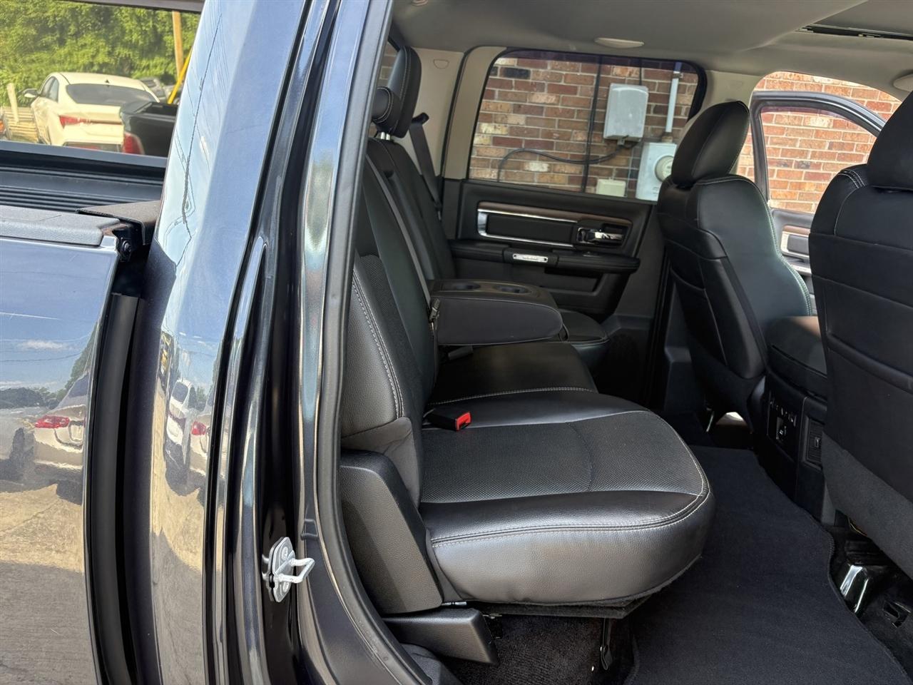RAM 1500 4WD Crew Cab 140.5" Laramie 2015