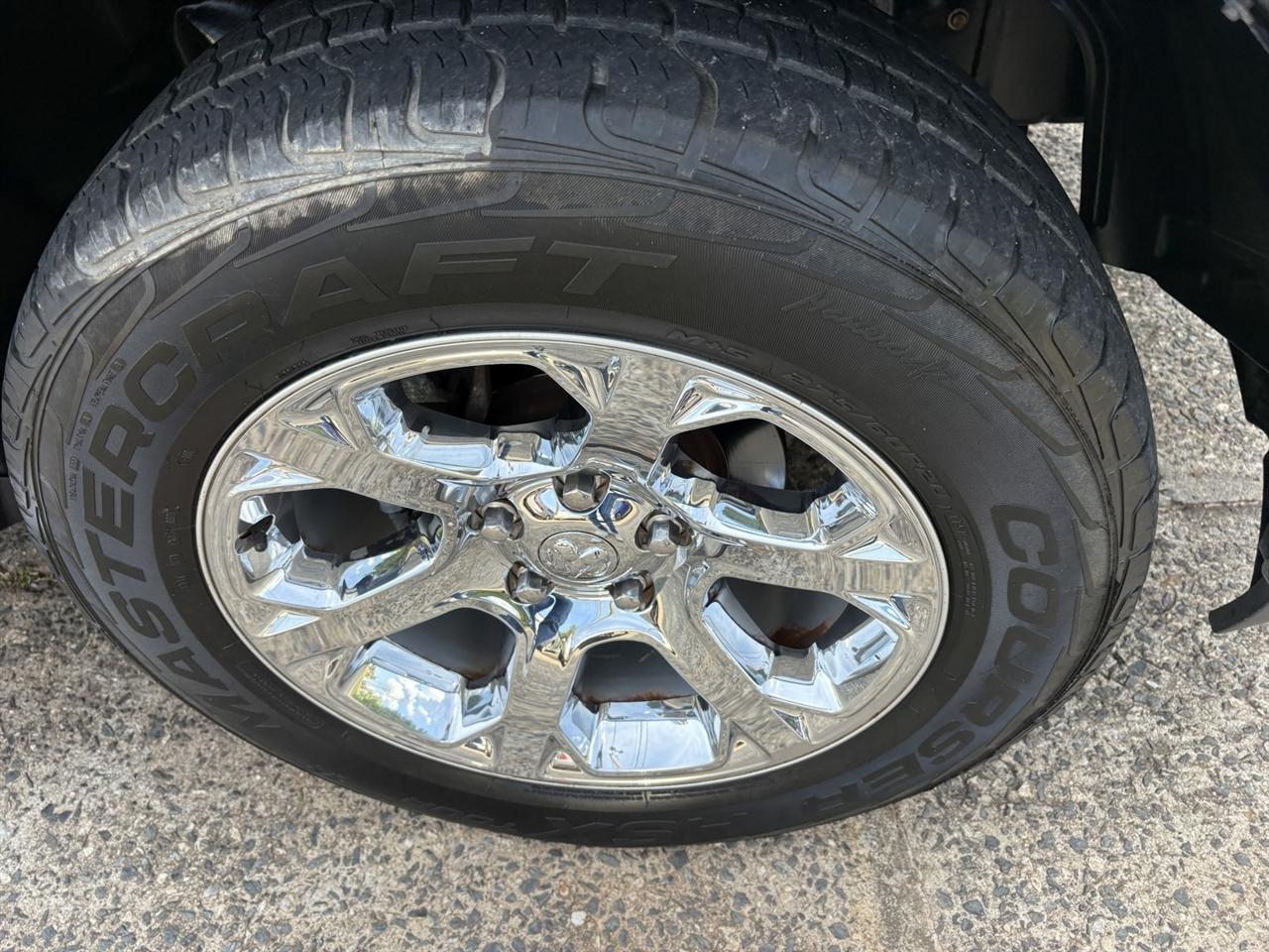 RAM 1500 4WD Crew Cab 140.5" Laramie 2015