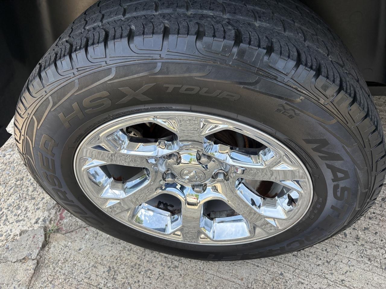 RAM 1500 4WD Crew Cab 140.5" Laramie 2015