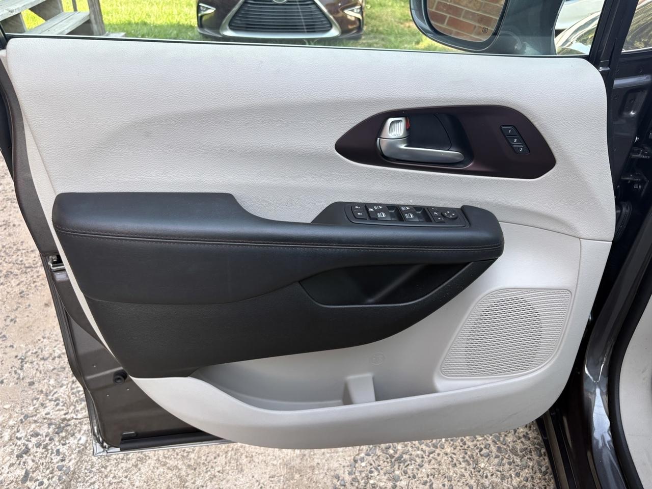 Chrysler Pacifica Limited 2017