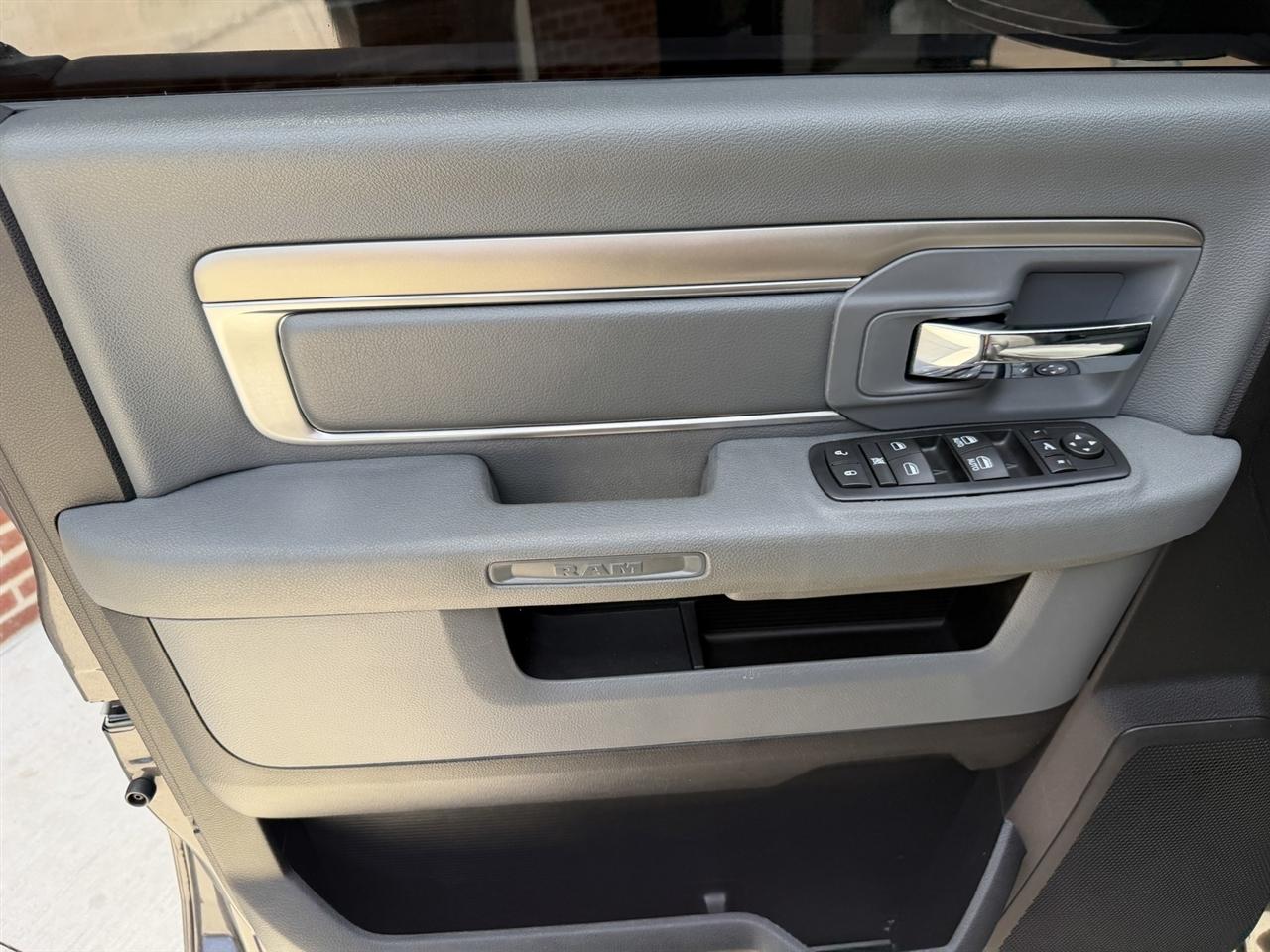 RAM 1500 SLT Crew Cab SWB 4WD 2016