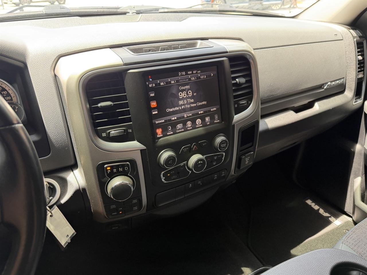 RAM 1500 SLT Crew Cab SWB 4WD 2016