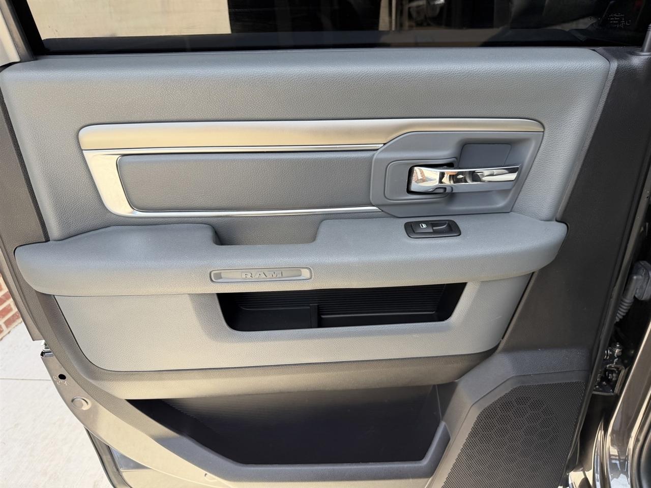 RAM 1500 SLT Crew Cab SWB 4WD 2016