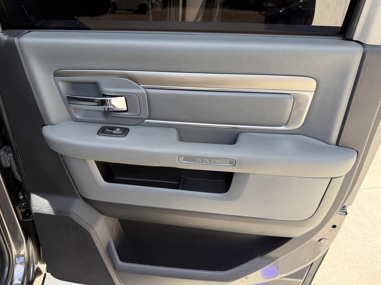 RAM 1500 SLT Crew Cab SWB 4WD 2016