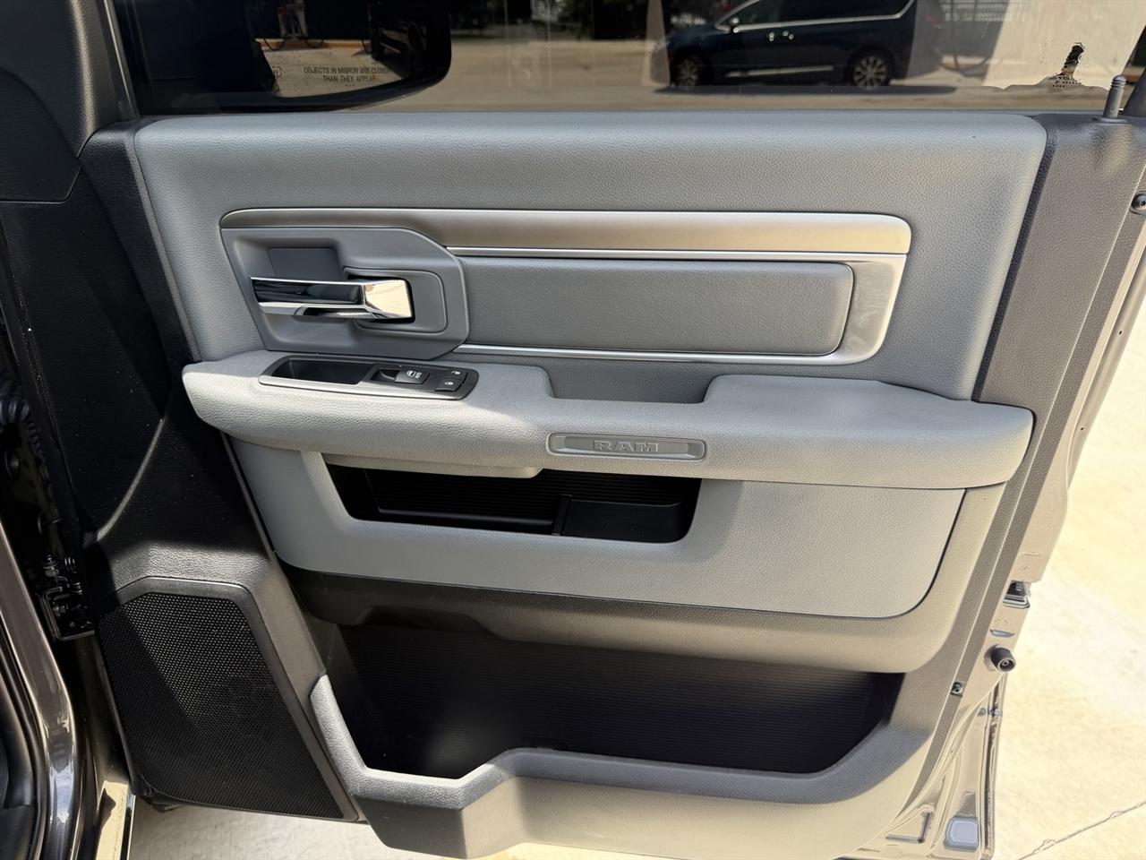 RAM 1500 SLT Crew Cab SWB 4WD 2016