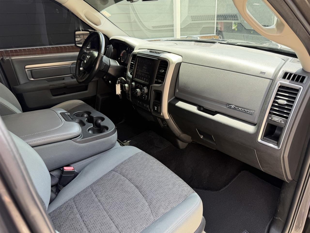 RAM 1500 SLT Crew Cab SWB 4WD 2016
