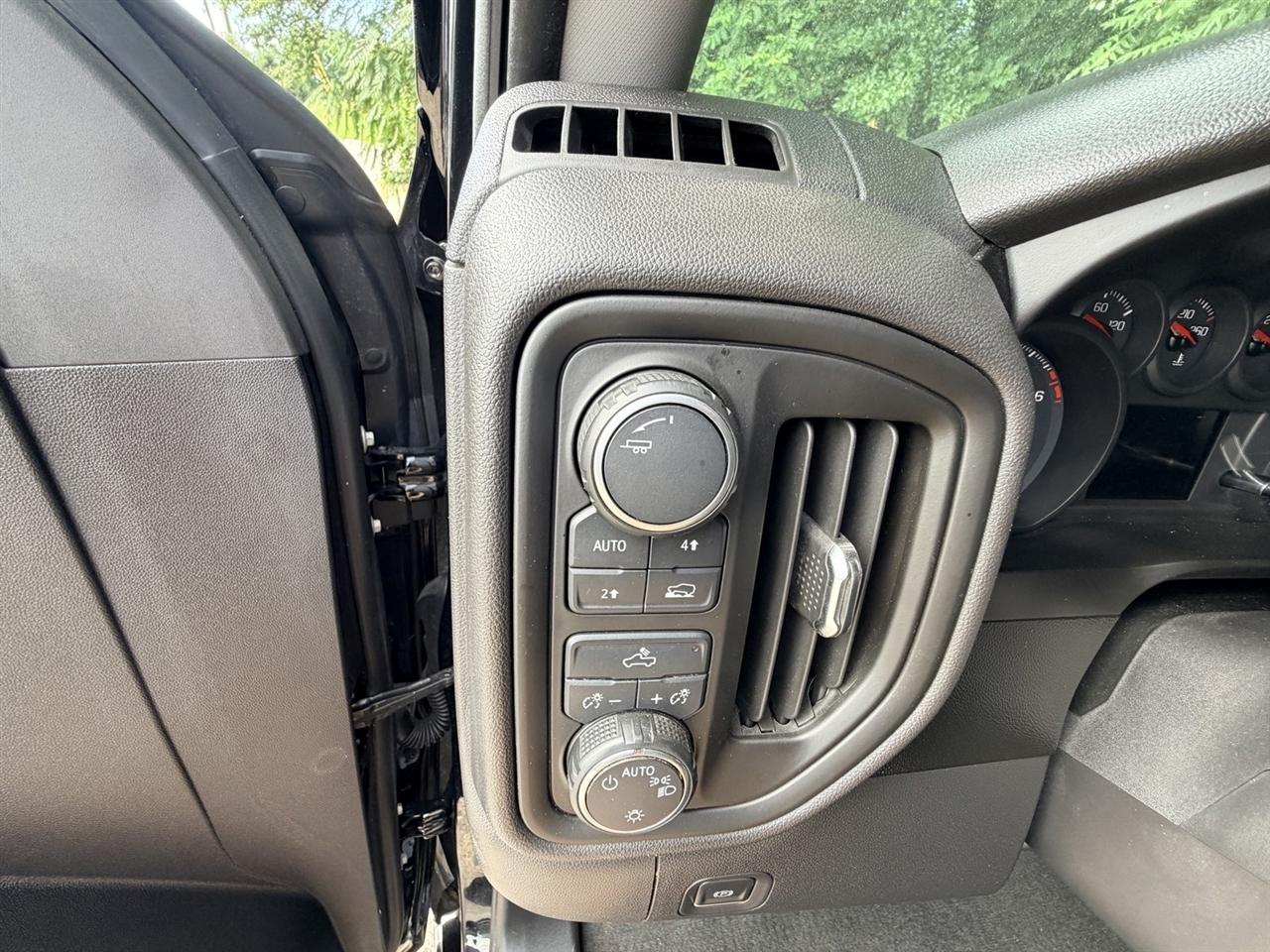 Chevrolet Silverado 1500 Custom Crew Cab Long Box 4WD 2020