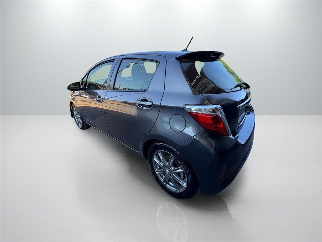 Toyota Yaris SE 5-Door AT 2012