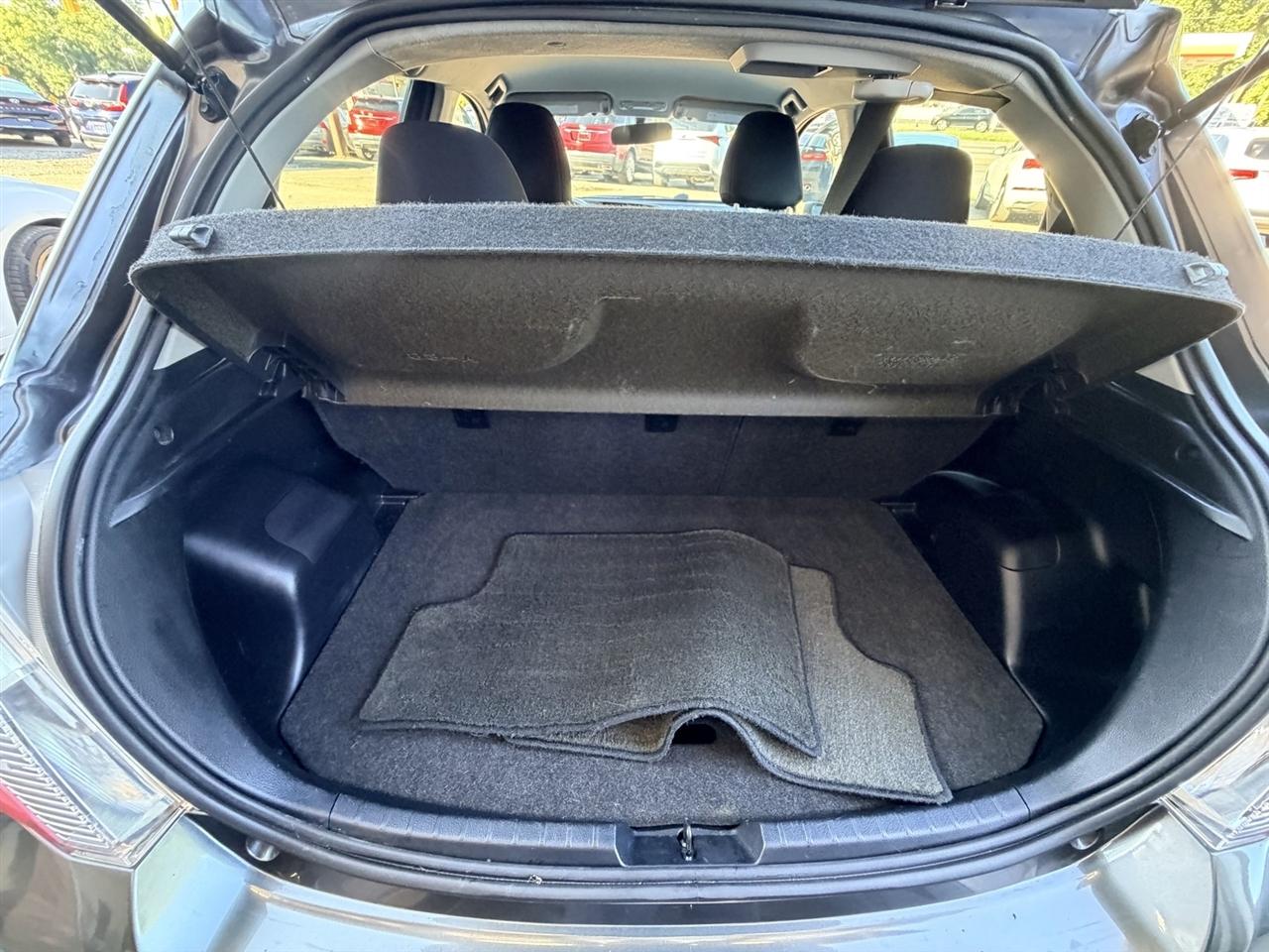 Toyota Yaris SE 5-Door AT 2012