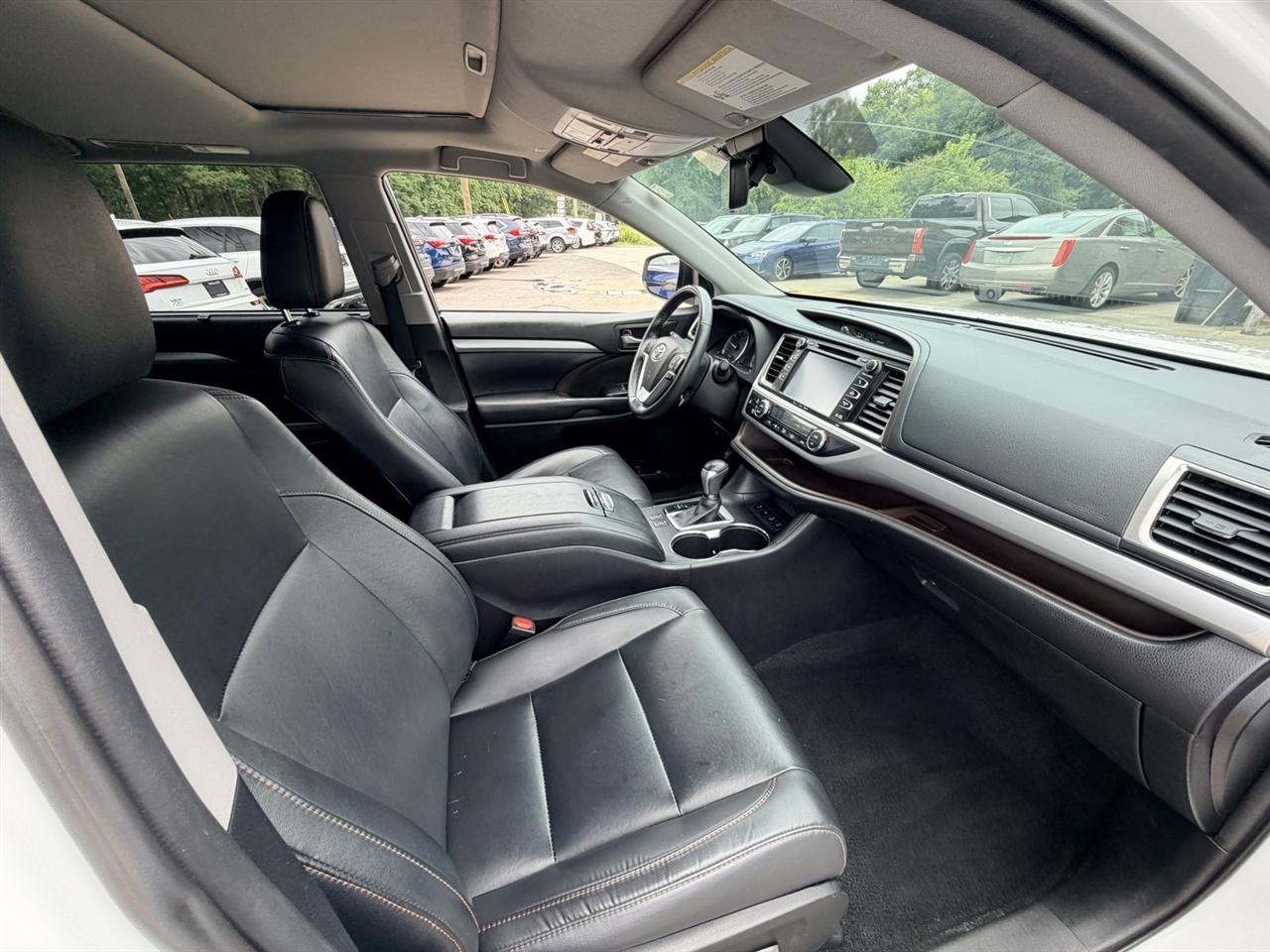 Toyota Highlander XLE AWD V6 2019