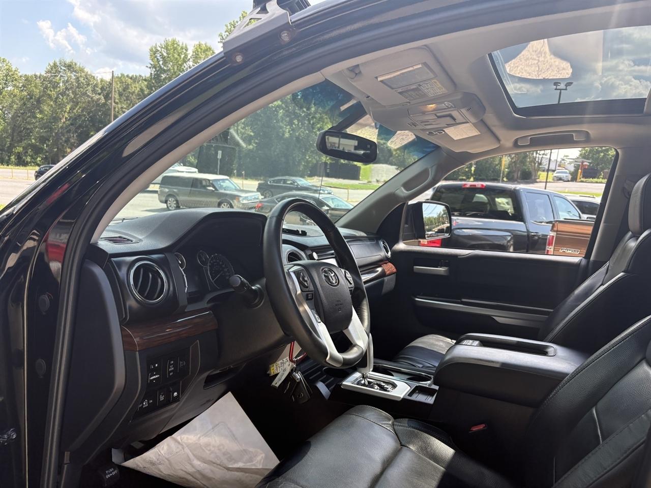 Toyota Tundra Limited 5.7L CrewMax 4WD 2017