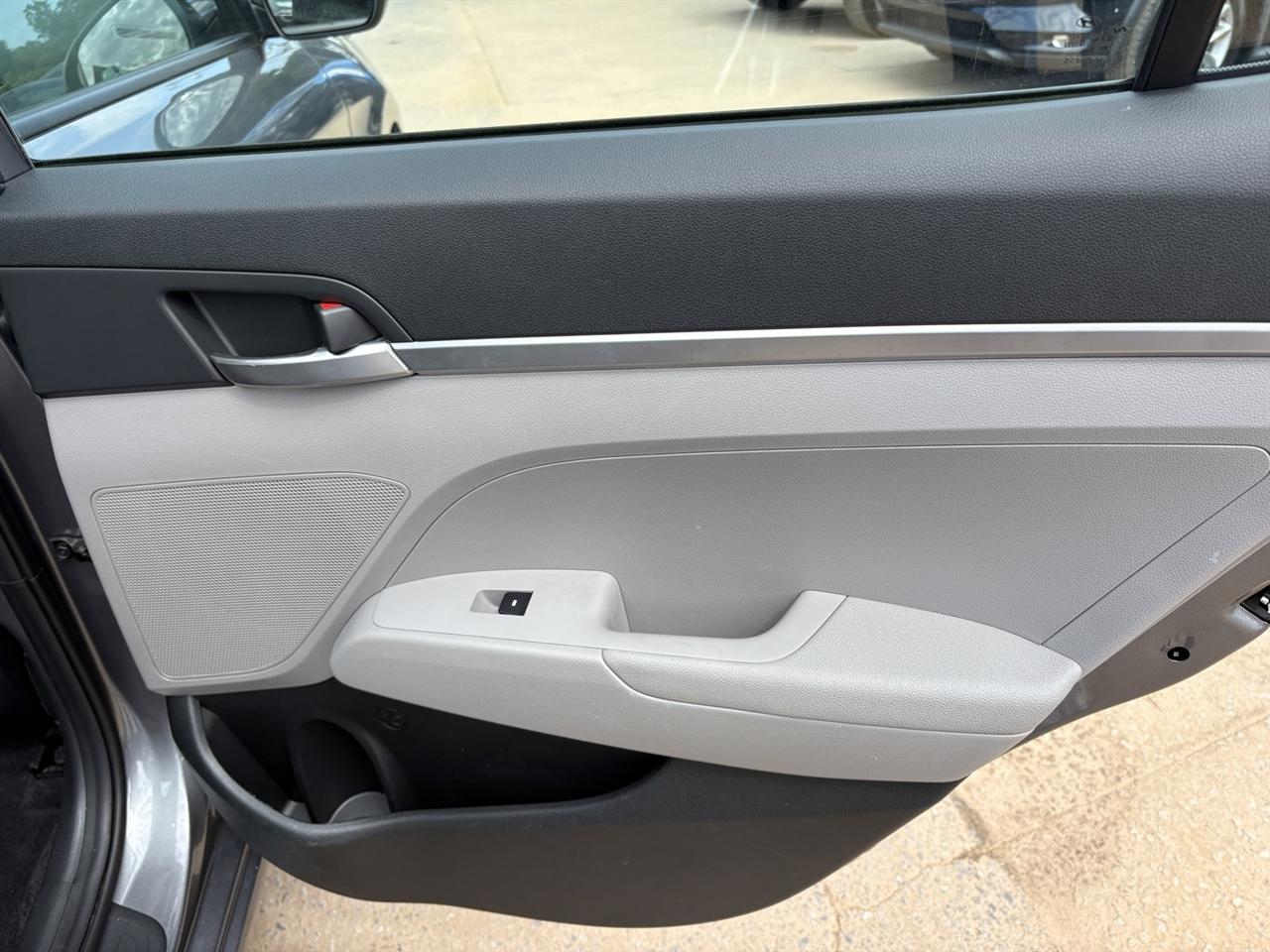 Hyundai Elantra SE 6M 2019