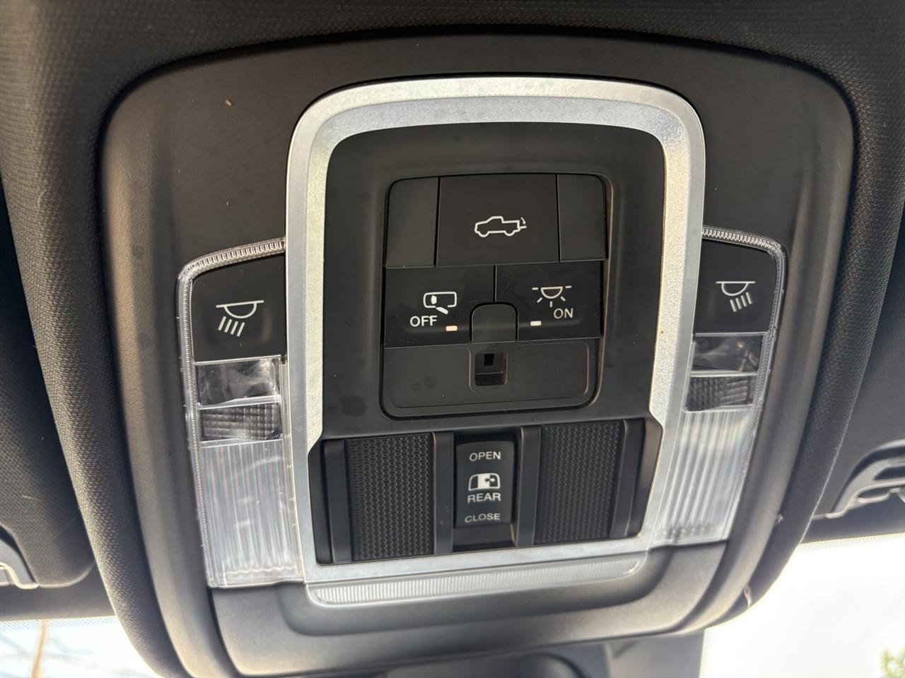 RAM 1500 Laramie Crew Cab SWB 4WD 2021