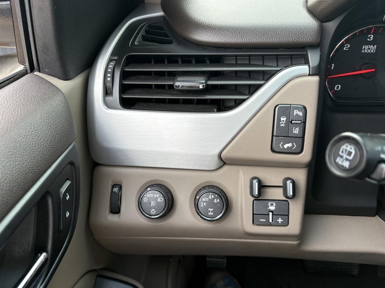 GMC Yukon XL SLT 1/2 Ton 4WD 2015