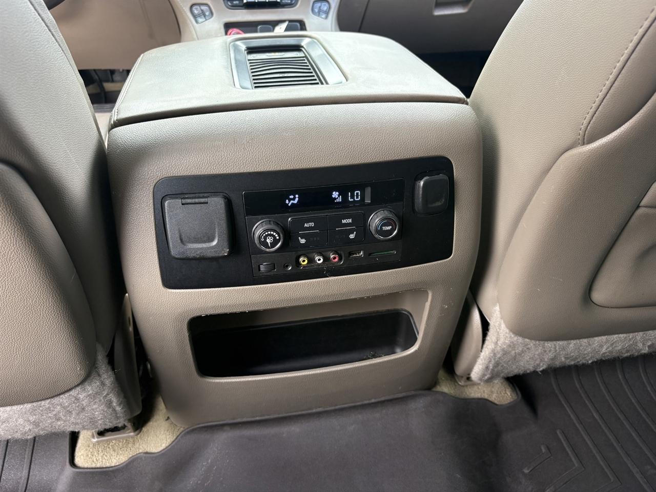 GMC Yukon XL SLT 1/2 Ton 4WD 2015