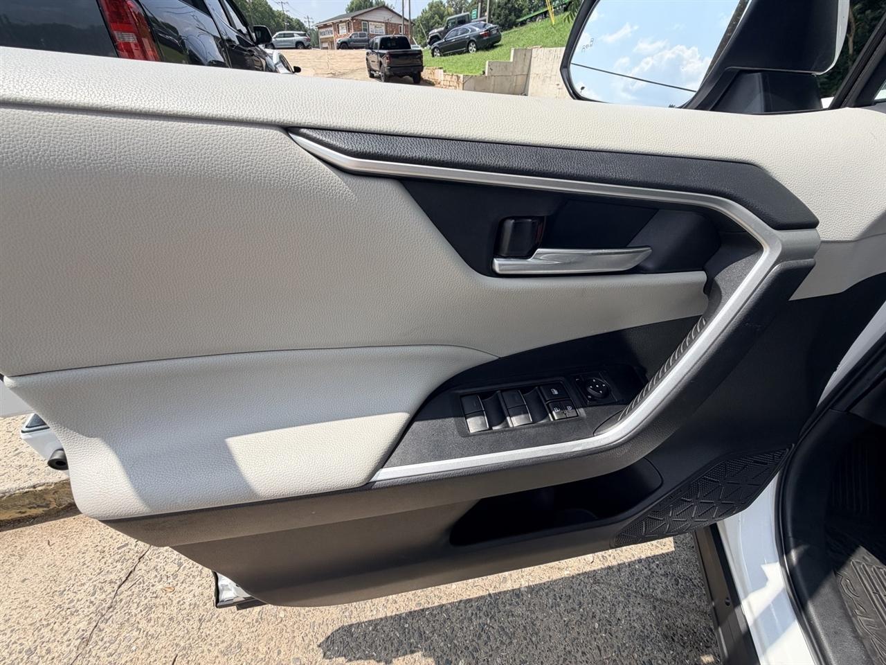 Toyota RAV4 Hybrid XLE 2023