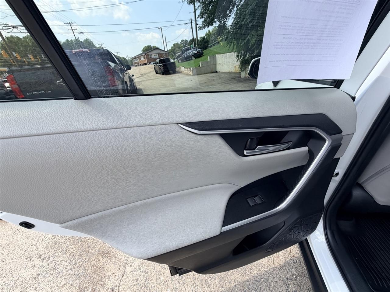 Toyota RAV4 Hybrid XLE 2023