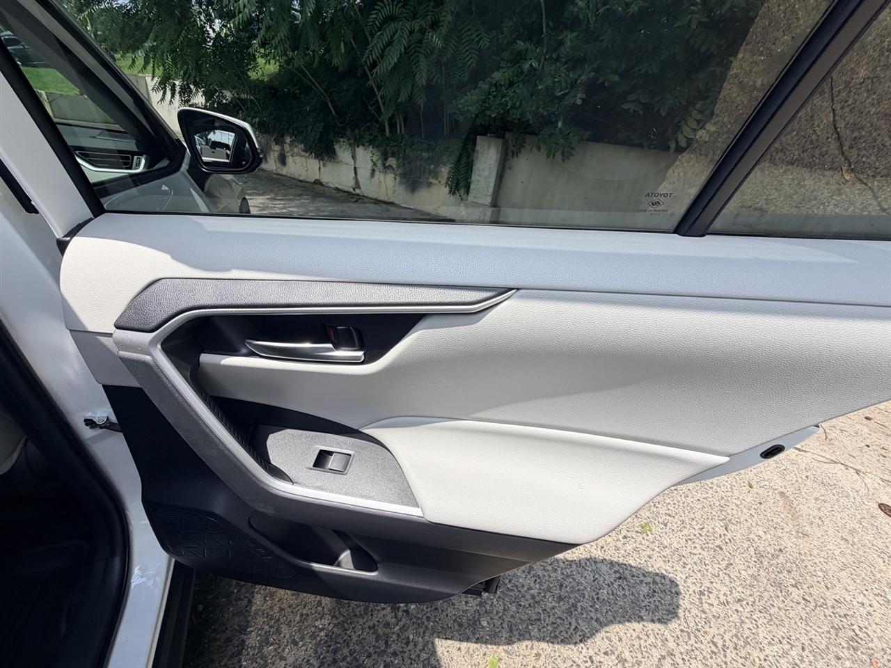 Toyota RAV4 Hybrid XLE 2023