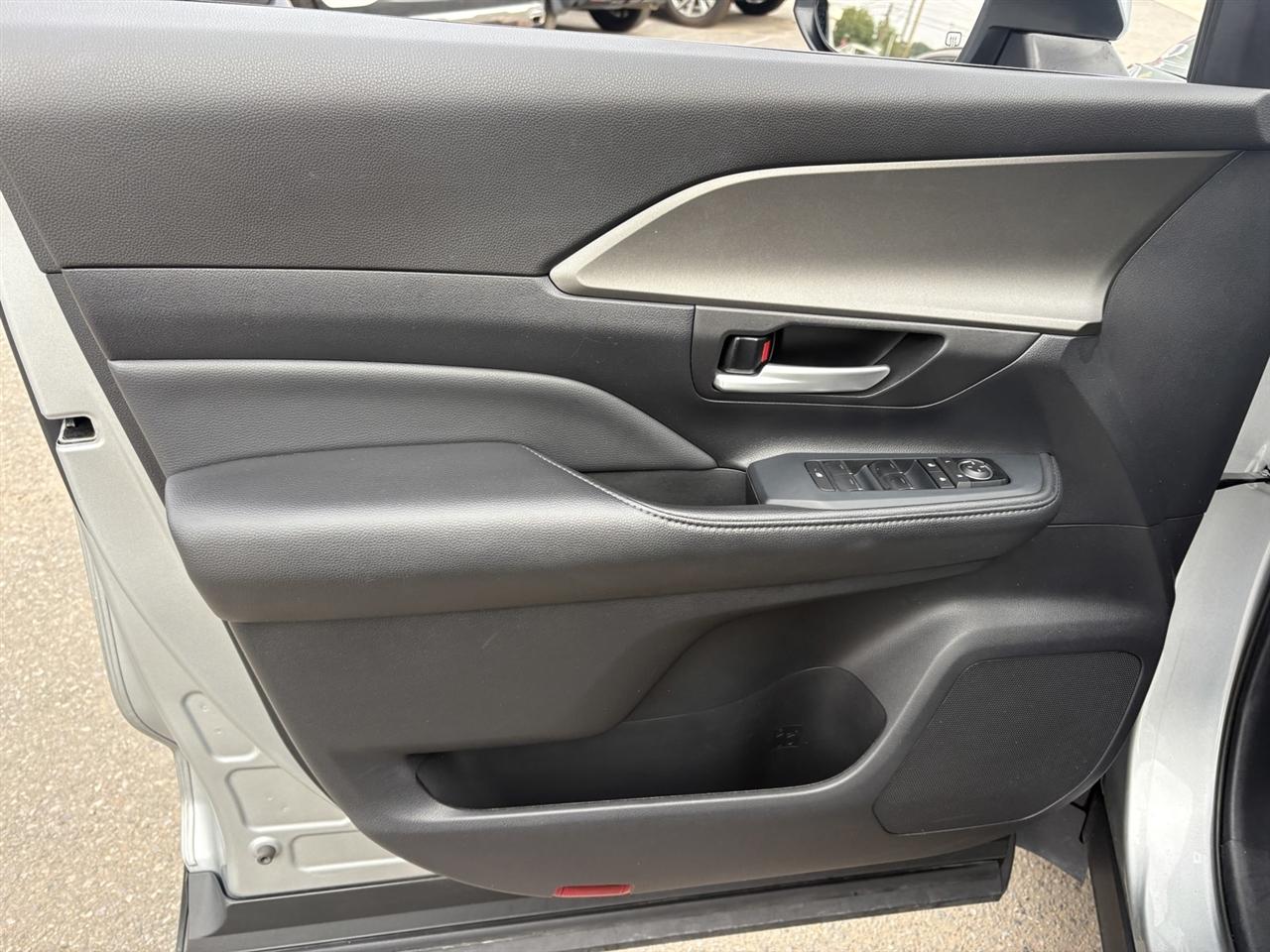 Toyota Grand Highlander XLE 4D SUV AWD 2025