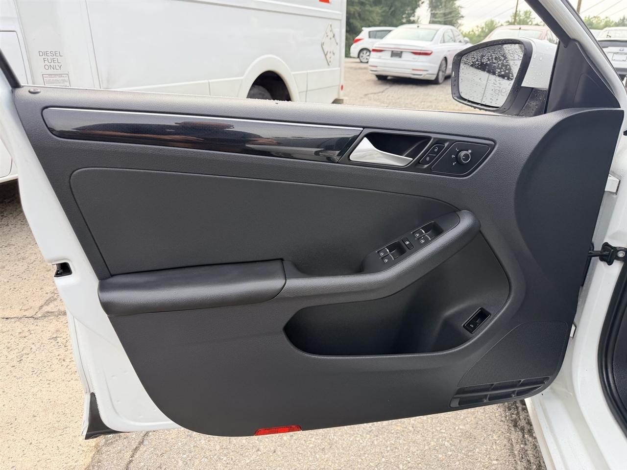 Volkswagen Jetta 1.8T SEL 6A 2017