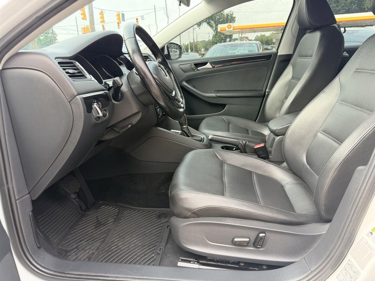 Volkswagen Jetta 1.8T SEL 6A 2017