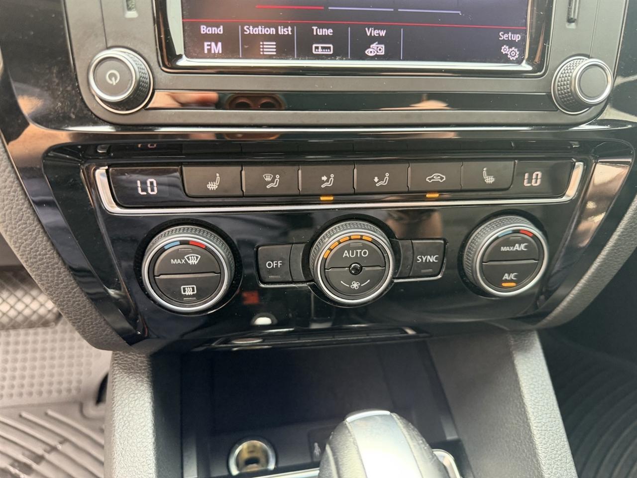 Volkswagen Jetta 1.8T SEL 6A 2017