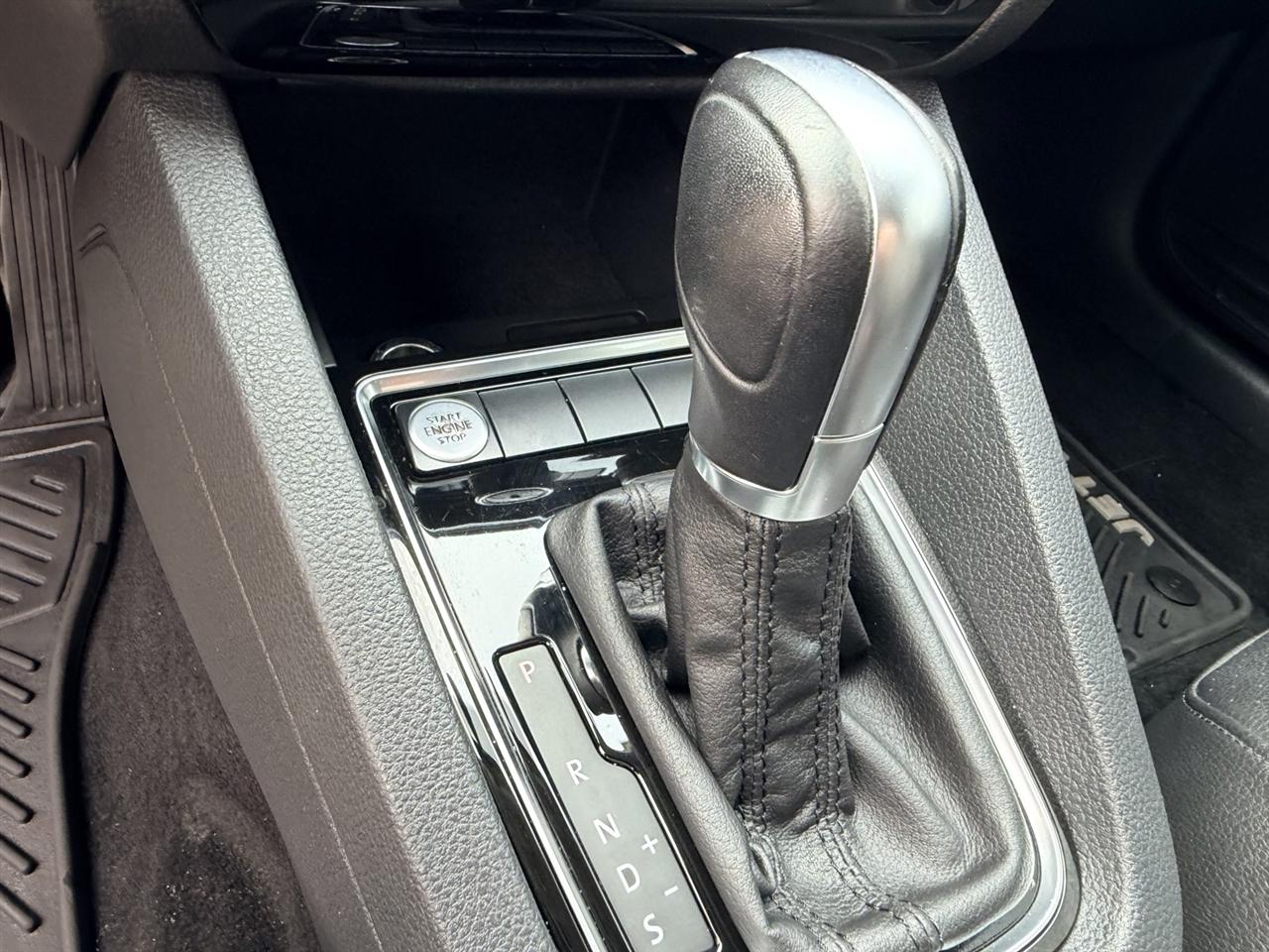 Volkswagen Jetta 1.8T SEL 6A 2017